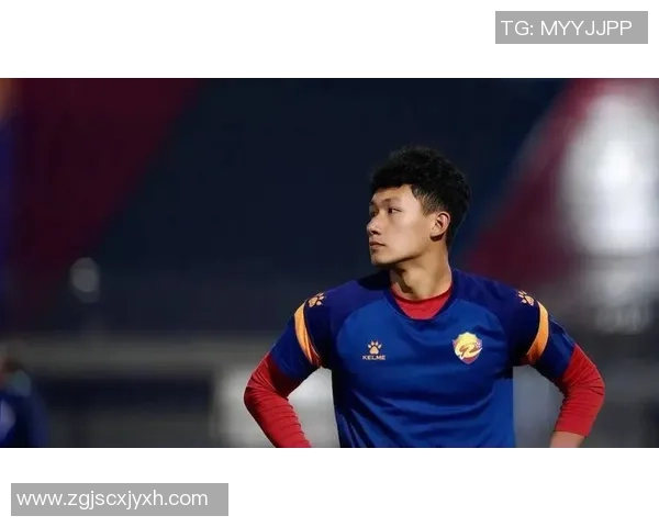 足球明星男孩穿着礼服的时尚瞬间展现青春活力与运动魅力